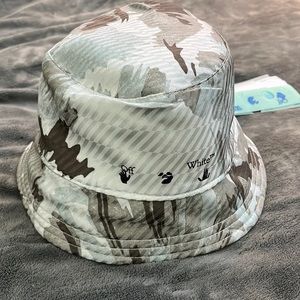 Off White reversible bucket hat. New never worn. Great piece to have. Sold